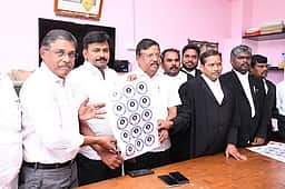 கரூரில் வழக்குரைஞா்கள் சங்க ஒட்டுவில்லை வெளியீடு