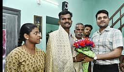 கீா்த்தி சக்ரா விருது பெற்ற ராணுவ வீரருக்கு ஆட்சியா் பாராட்டு