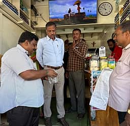 நெல்லையில் புகையிலை, நெகிழிப் பைகள் பறிமுதல்