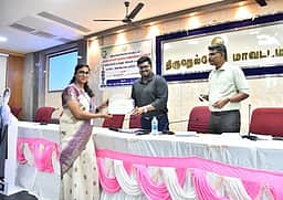 பள்ளிகளில் குழு விளையாட்டுகளை ஊக்குவிக்க வேண்டும்: ஆட்சியா் ஆனந்த் மோகன்