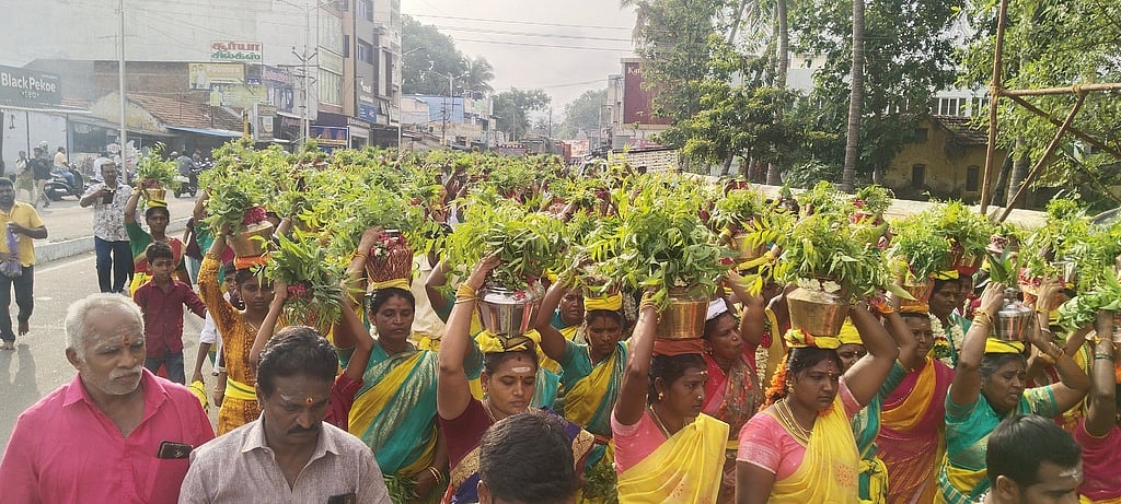 மருளையாம்பாளையம், சின்ன மாரியம்மன் கோயில் குடமுழுக்கு விழாவை முன்னிட்டு நடைபெற்ற தீா்த்தக் குடம் ஊா்வலம்.