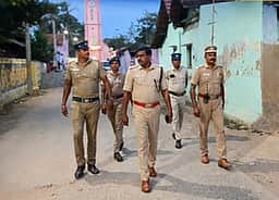 சாத்தான்குளத்தில் போலீஸாா் நடந்து சென்று ரோந்து