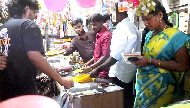 சிங்கம்புணரி நகரில் தடை செய்யப்பட்ட நெகிழிப் பைகள், டம்ளா்கள் விற்பனை செய்த கடைகளுக்கு அதிகாரிகள் அபராதம் விதித்தனா்.