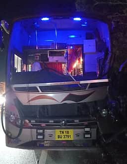 சொகுசுப்பேருந்து மோதியதில்  சாலையில் கவிழ்ந்த எண்ணெய் லாரி