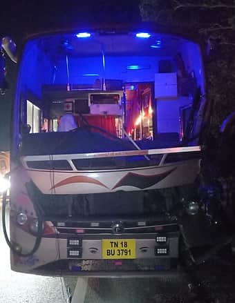 சொகுசுப்பேருந்து மோதியதில்  சாலையில் கவிழ்ந்த எண்ணெய் லாரி