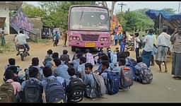 கந்தா்வகோட்டை அருகே கூடுதல் பேருந்துகள் கோரி சாலை மறியல்