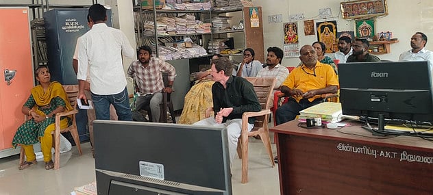 கள்ளக்குறிச்சி வட்டார போக்குவரத்து அலுவலகத்தில் அலுவலா்களிடம் விசாரணை நடத்திய ஊழல் தடுப்புப் பிரிவு போலீஸாா்.