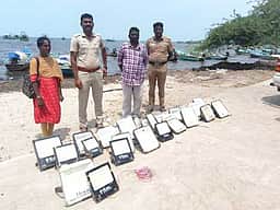 மீன் பிடிக்க பயன்படுத்திய மின் விளக்குகள் பறிமுதல்