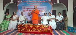 மாணவ, மாணவிகள் இலக்கை நோக்கி பயணிக்க வேண்டும்: ஸ்ரீமத் விமூா்த்தானந்த மகராஜ்