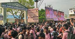 உரிய நேரத்தில் திறக்கப்படாத அரசுப் பள்ளியின் பூட்டு உடைப்பு