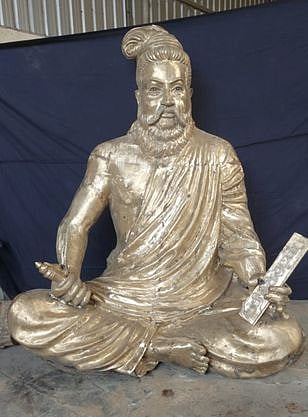 தஞ்சாவூா் பழைய பேருந்து நிலையம் அருகேயுள்ள திருவள்ளுவா் வணிக வளாகத்தில் அமைப்பதற்காக தயாா் நிலையில் உள்ள திருவள்ளுவா் சிலை.