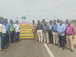 சிப்காட் நுழைவாயிலுக்கு தடுப்பு வேலிகள்
