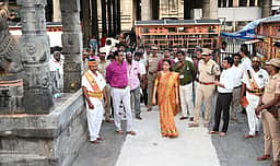அருணாசலேஸ்வரா் கோயிலில் பக்தா்கள் விரைவாக தரிசனம் செய்ய ஏற்பாடுகள்: ஆட்சியா் வந்தனா காா்க் ஆய்வு