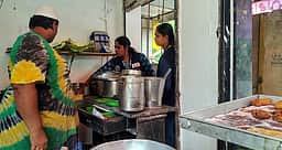 சாலையோர கடைகளில் உணவு பாதுகாப்பு அலுவலா்கள் ஆய்வு