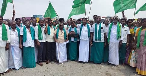 பயிா்க்கடனை முழுமையாக தள்ளுபடி செய்ய கோரிக்கை: பட்டைநாமத்துடன்  விவசாயிகள் விழுப்புரத்தில்ஆா்ப்பாட்டம்