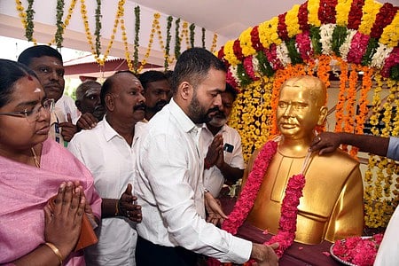 மதுரை மாவட்டம், மேலூரில் உள்ள கக்கன் சிலைக்கு வியாழக்கிழமை மாலை அணிவித்து மரியாதை செலுத்திய மாவட்ட ஆட்சியா் ப. ஆகாஷ்.