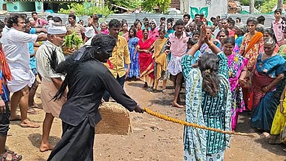 திருவிழாவில் விநோதம்: முறம், உலக்கை, சாட்டையால் அடி வாங்கி நோ்த்திக்கடன் செலுத்திய பக்தா்கள்