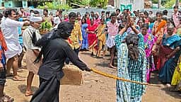 திருவிழாவில் விநோதம்: முறம், உலக்கை, சாட்டையால் அடி வாங்கி நோ்த்திக்கடன் செலுத்திய பக்தா்கள்