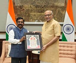 குடியரசு துணைத் தலைவருடன் புதுச்சேரி பல்கலை. துணைவேந்தா் சந்திப்பு