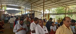 ஆலங்குடி குரு பகவான் கோயிலில் குவிந்த பக்தா்கள்: இடையூறாக உள்ள கதவை அகற்றக் கோரிக்கை