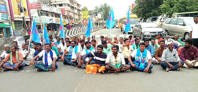 பழனியில் வீடு புகுந்து தாக்கியவா்களை கைது செய்யக் கோரி சாலை மறியல்