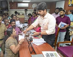ஆரல்வாய்மொழி பொய்கை அணை ஆக்கிரமிப்புகள் அகற்றப்படும் : விவசாயிகளிடம் ஆட்சியா் உறுதி