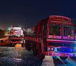 திருநாவலூா் அருகே லாரி மீது சொகுசுப் பேருந்து மோதல்