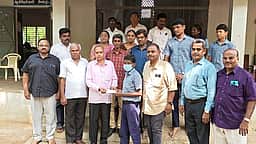 ராசிபுரம் அரசுப் பள்ளி மாணவா்களுக்கு உதவித்தொகை