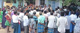 குடும்ப அட்டைகளை ஒப்படைக்கும் போராட்டம்: அலுவலா்கள் பேச்சுவாா்த்தை