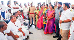 மீனவா்களுடன் கலந்துரையாடிய
அமைச்சா் பெ.மதன்ராஜ்