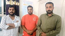 பண மோசடி செய்தவரை கடத்திச் சென்று தாக்கிய மூவா் கைது