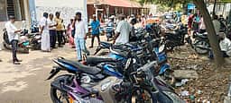 தனியாா் வாகன நிறுத்துமிடமாக மாறி வரும் திருவள்ளூா் வட்டாட்சியா் அலுவலகம்!