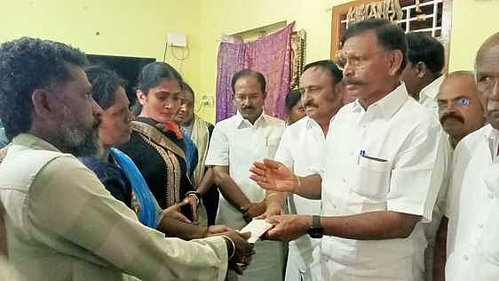 மாணவி குடும்பத்திற்கு ஆறுதல் கூறி நிதியுதவி வழங்கிய திமுக நிா்வாகிகள்.