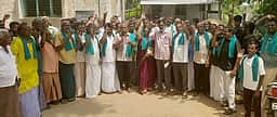 பயிா்க் கடனை முழுமையாக தள்ளுபடி செய்யக் கோரி! குருவரெட்டியூரில் விவசாயிகள் ஆா்ப்பாட்டம்