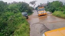 கொடைக்கானல் - பள்ளங்கி சாலையில் மழைநீா் தேக்கம்: ஓட்டுநா்கள் அவதி