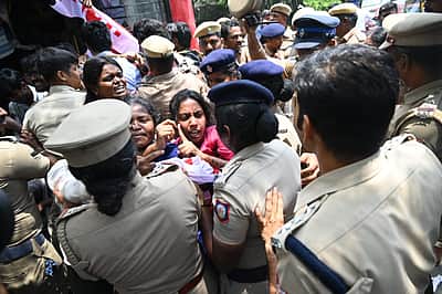 ஆளுநா் மாளிகையை முற்றுகையிடும் போராட்டம்: போலீஸாா் - மாணவா் அமைப்பினரிடையே கைகலப்பு