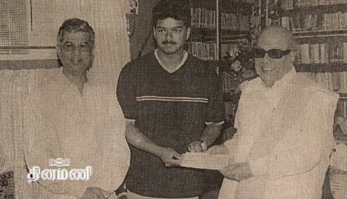அப்போதைய முதல்வர் மு. கருணாநிதியிடம் குஜராத் பூகம்ப நிவாரண நிதிக்காக ரூ. 5 லட்சம் கொடுத்த விஜய்!