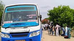 அரசுப் பேருந்து பழுதாகி நின்றதால் பயணிகள் அவதி