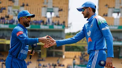 கடைசி ஒருநாள் போட்டியில் இந்தியா பந்துவீச்சு..! அணியில் 3 மாற்றங்கள்!