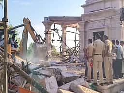 மகாராஷ்டிரத்தில் கோயில் மண்டபம் இடிந்து 5 பேர் பலி