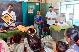 மாணவர்களுக்கு முதல்வர் விஜய்யின் படத்தை காட்டி ரீல்ஸ்: தவெக நிர்வாகி கட்சியிலிருந்து நீக்கம்!