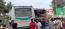 அரசு, தனியாா் பேருந்துகள் மோதல்; 30 போ் காயம்
