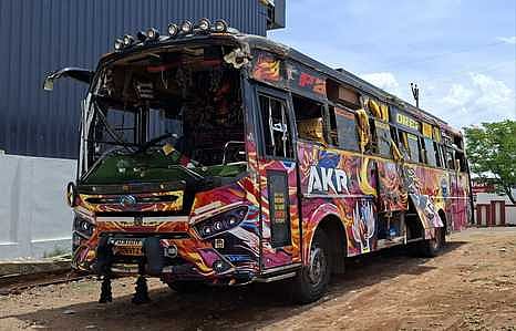 விபத்துகுள்ளான பேருந்து.