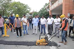 பள்ளங்கள் நிறைந்த சாலையை சரிசெய்ய பொதுப்பணித்துறை நடவடிக்கை