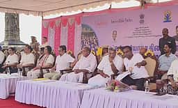 சர்வதேச யோகா நாள்: 1,000-க்கும் மேற்பட்டோருடன் யோகா செய்த புதுச்சேரி முதல்வர்