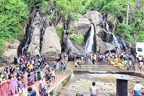 குற்றாலம் பேரருவியில் நீண்ட வரிசையில் காத்திருந்த சுற்றுலாப் பயணிகள்.