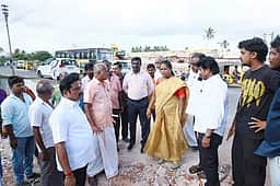 ஒழுகினசேரி ரயில்வே மேம்பாலப் பணி: அதிகாரிகளை முற்றுகையிட்ட பொதுமக்கள்