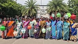 சுகாதாரமான குடிநீா் வழங்கக் கோரி காலிக் குடங்களுடன் பெண்கள் போராட்டம்