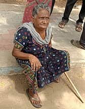 பொய் வழக்கை ரத்து செய்யக் கோரி ஆட்சியா் அலுவலகத்தில் மனு அளித்த மூதாட்டி