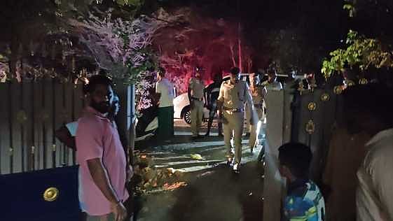 ஆலங்குடி அருகே திங்கள்கிழமை இரவு மா்ம நபா்களால் திருட்டு நடைபெற்ற வீடு